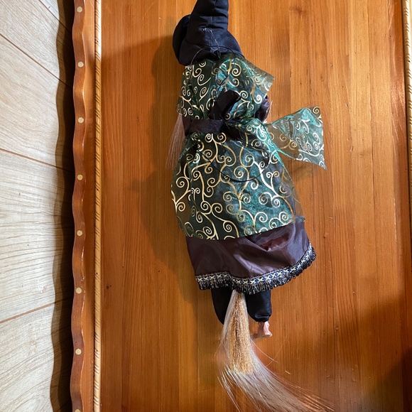 Flying eye flashing cackling fashionable animated Halloween witch - Picture 9 of 11